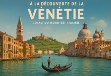 À la découverte de la Vénétie, joyau du nord-est italien - Image d'une gondole sur un canal avec des bâtiments historiques et une colline verdoyante en arrière-plan.