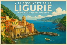 Village pittoresque de Ligurie, Italie, en bord de mer avec des maisons colorées sur une colline, un charmant port le long de la mer Méditerranée, comprenant une tour d'église, des bateaux de pêche et un ciel azur serein avec des nuages épars, idéal pour le tourisme estival et l'exploration scénique.