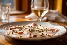 Vitello tonnato sur une assiette